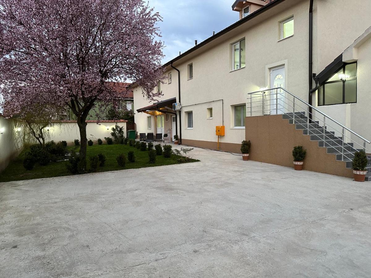 Aster Apartments Belgrado Esterno foto